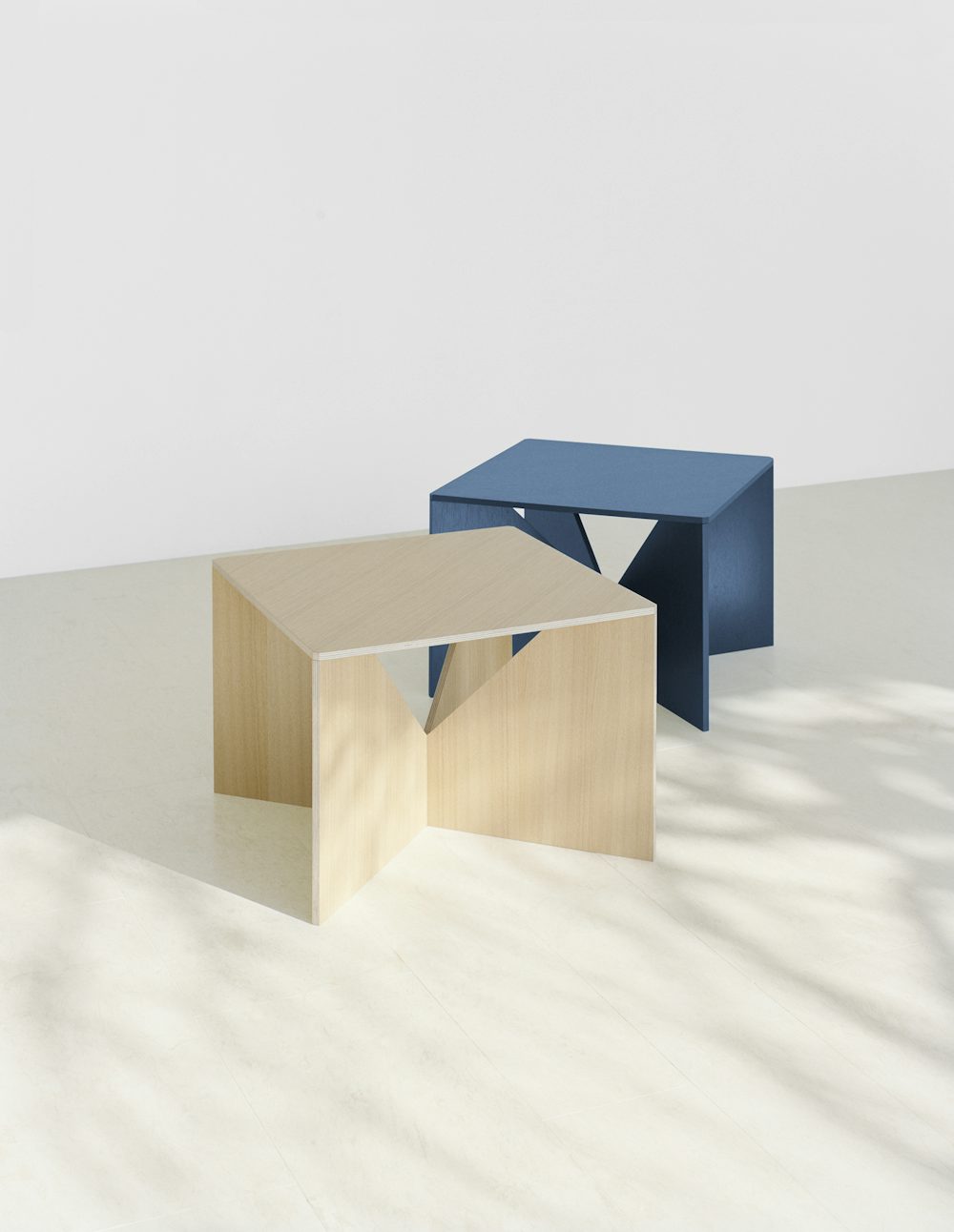 e15 calvert coffee table in clear and navy lacquer