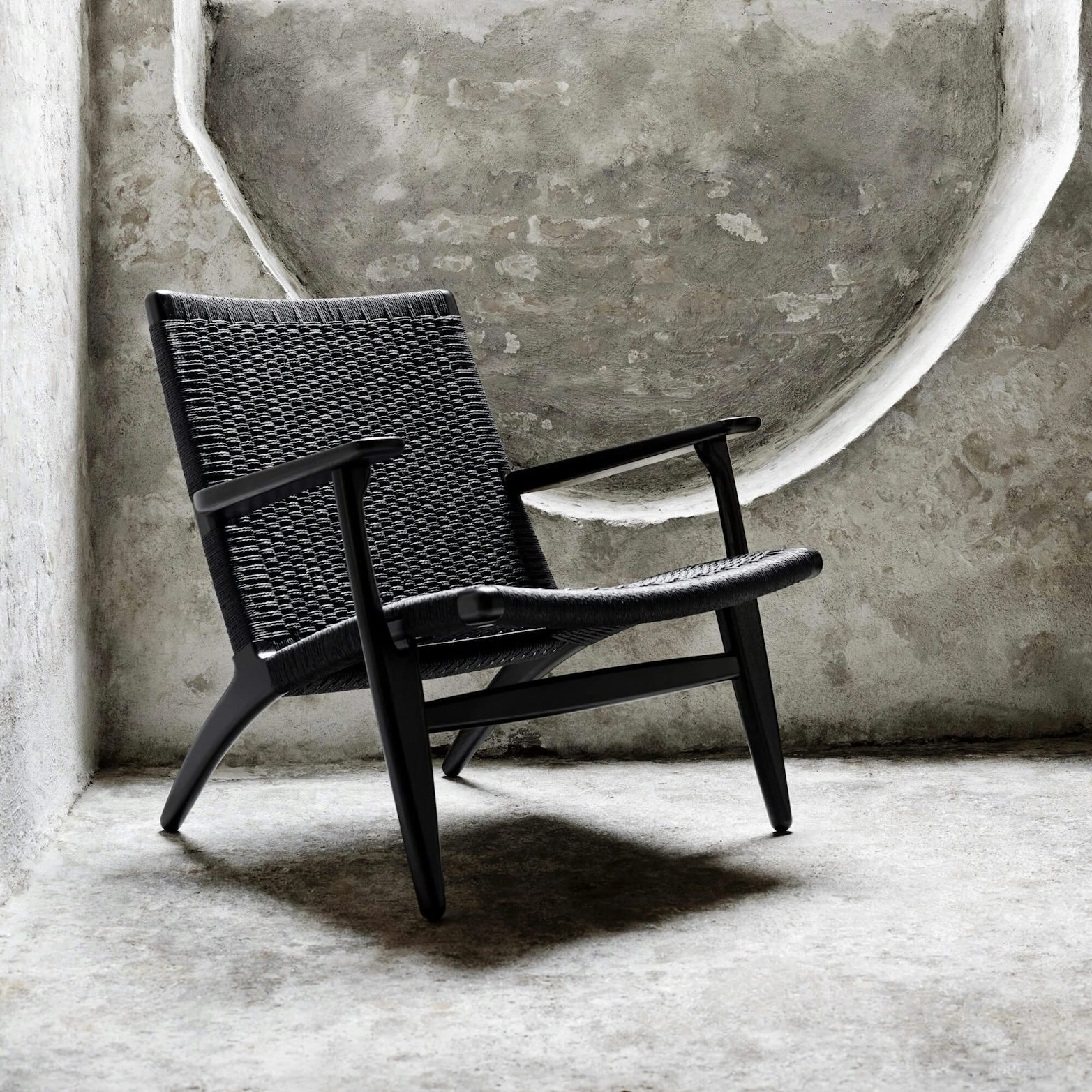Carl Hansen Ch25 Lounge Chair Context 1