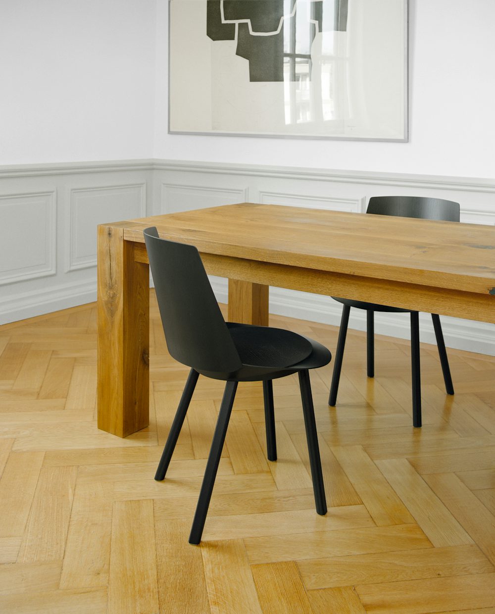 e15 bigfoot table with houdini side chair in jet black