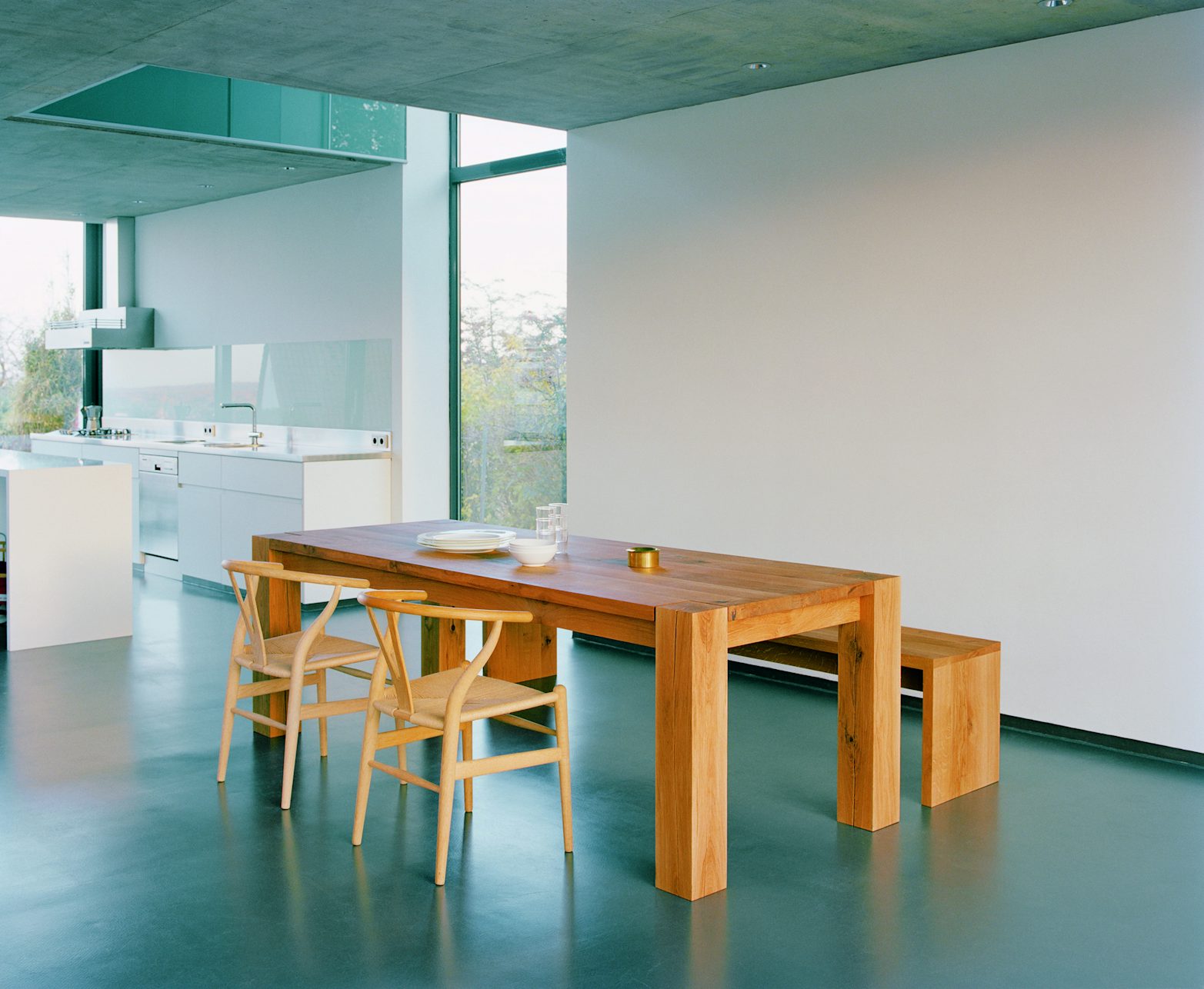 e15 bigfoot table with ch24 wishbone chairs and calle bench