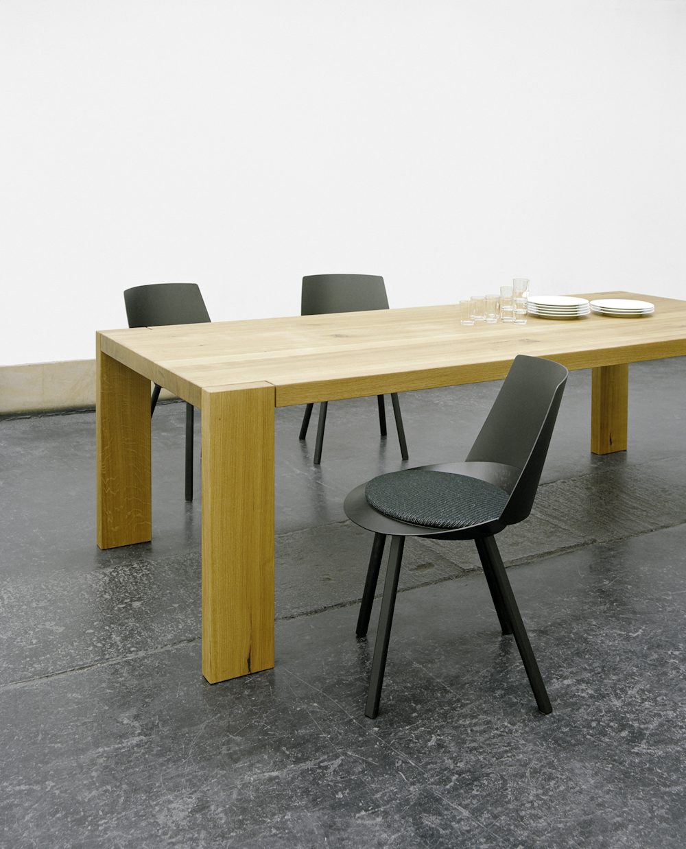 e15 london table with houdini side chairs in black
