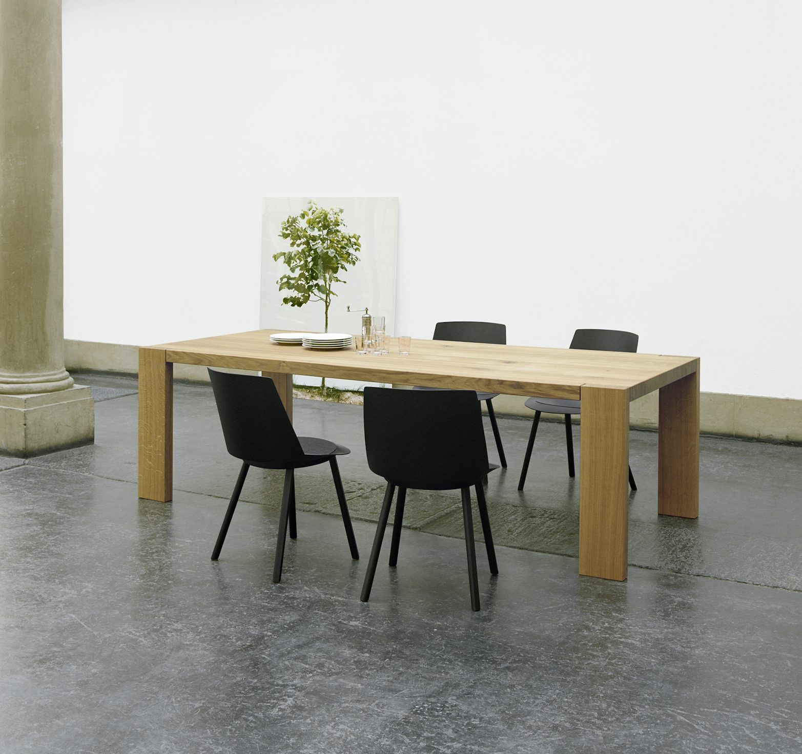 e15 london table with houdini side chair in black