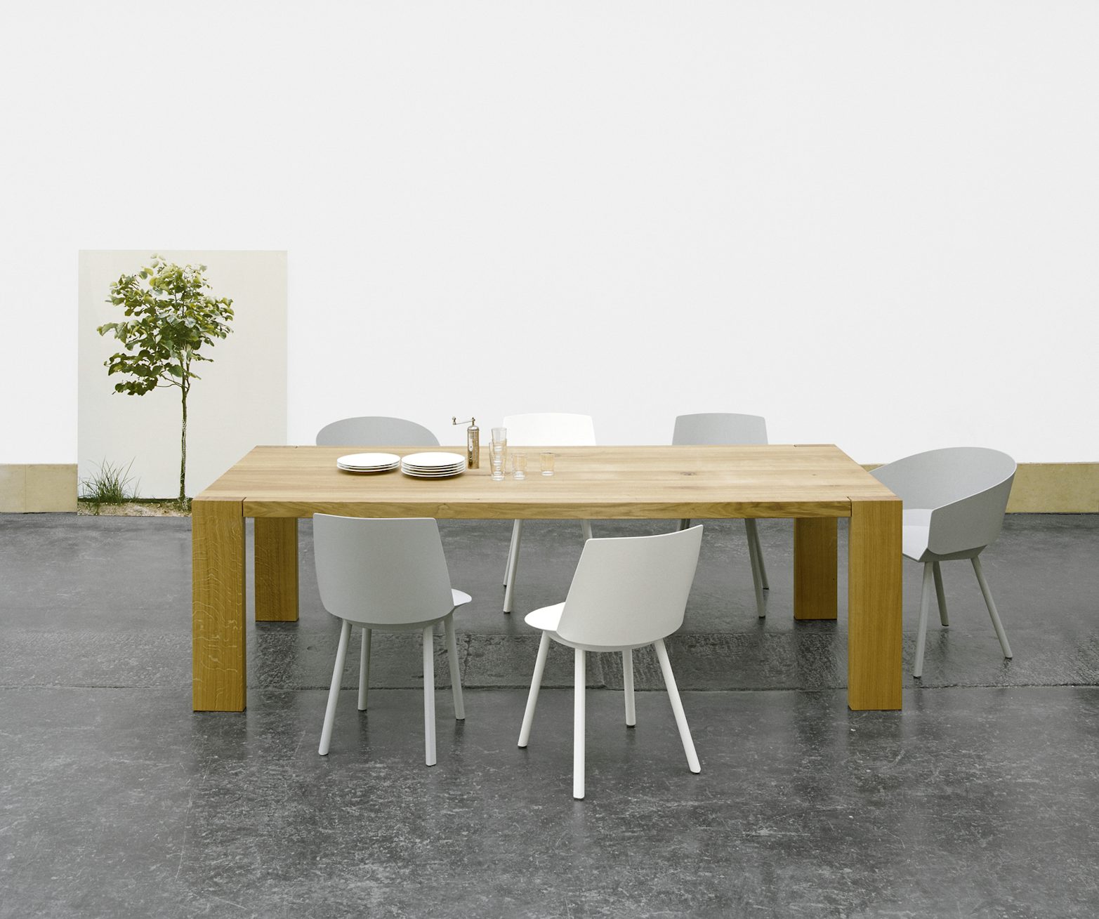 e15 london table in oiled oak with houdini side chair in signal white and smoke grey