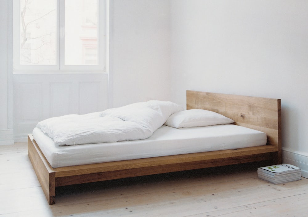 e15 mo bed in white bedroom with white sheets