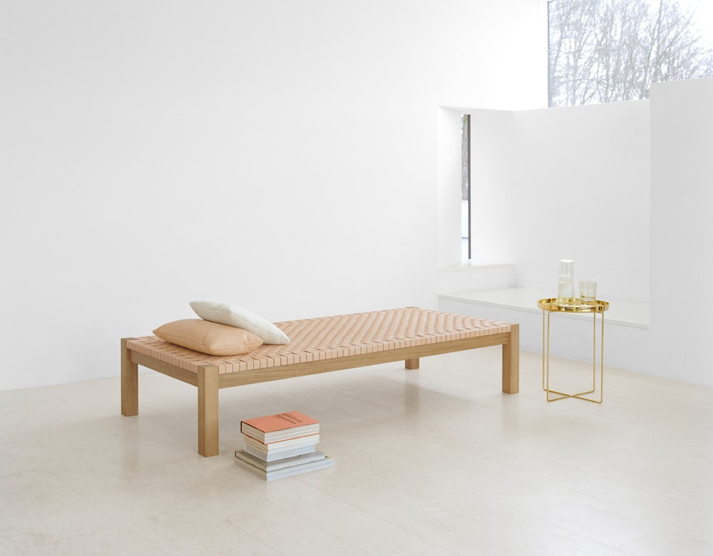 e15 theban daybed in natural leather with habibi side table