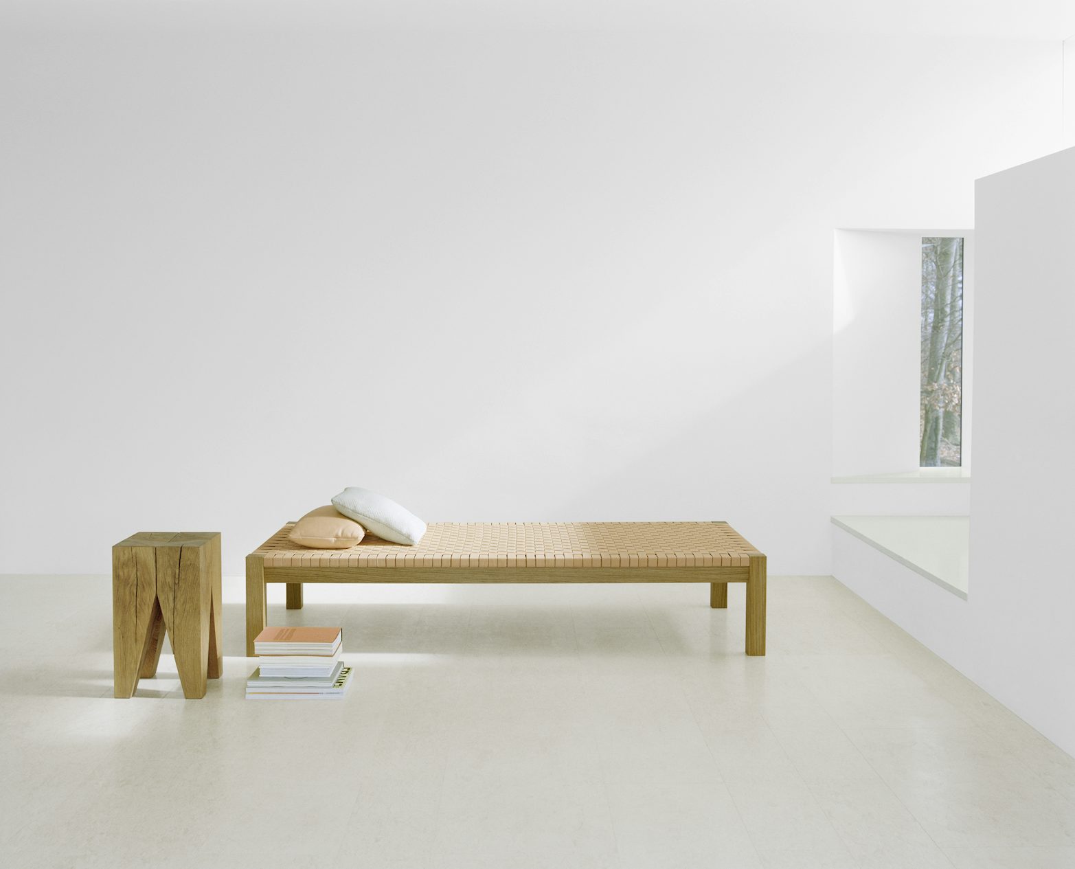 e15 theban daybed in natural leather with backenzahn stool
