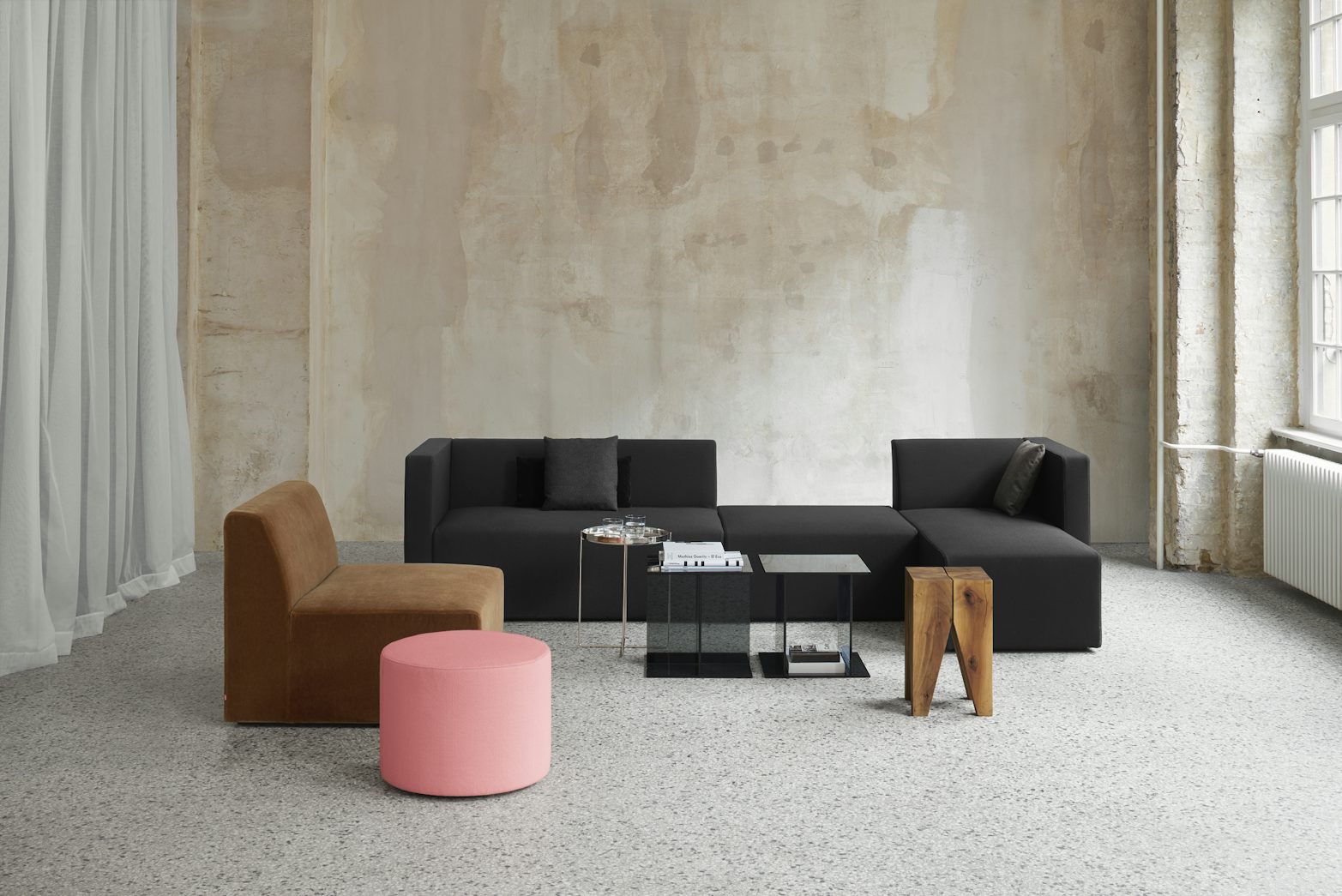 e15 vier side tables in smoke grey with kerman sofa and backenzahn stool