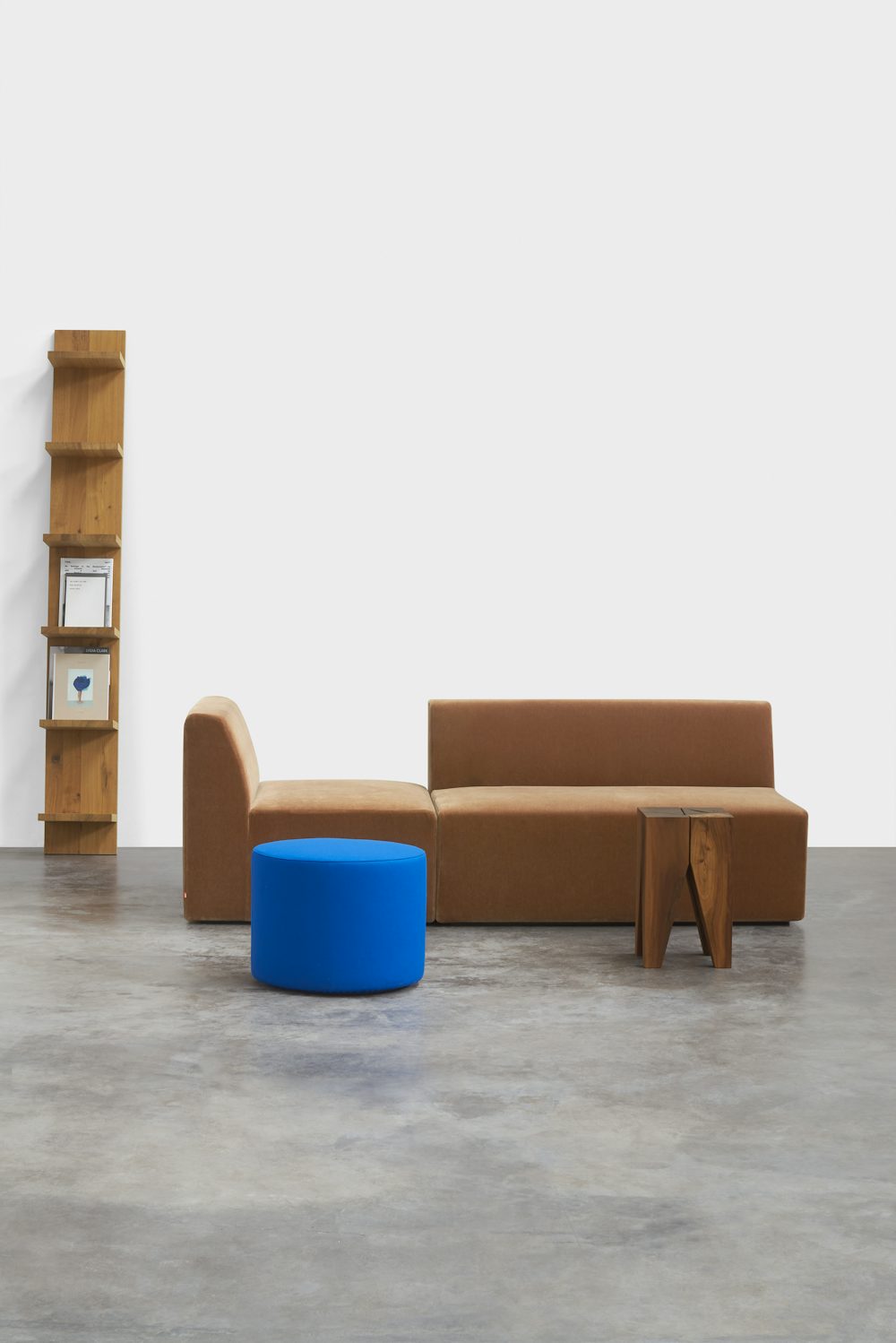e15 mate shelf with kerman sofa and pouf and backenzahn stool