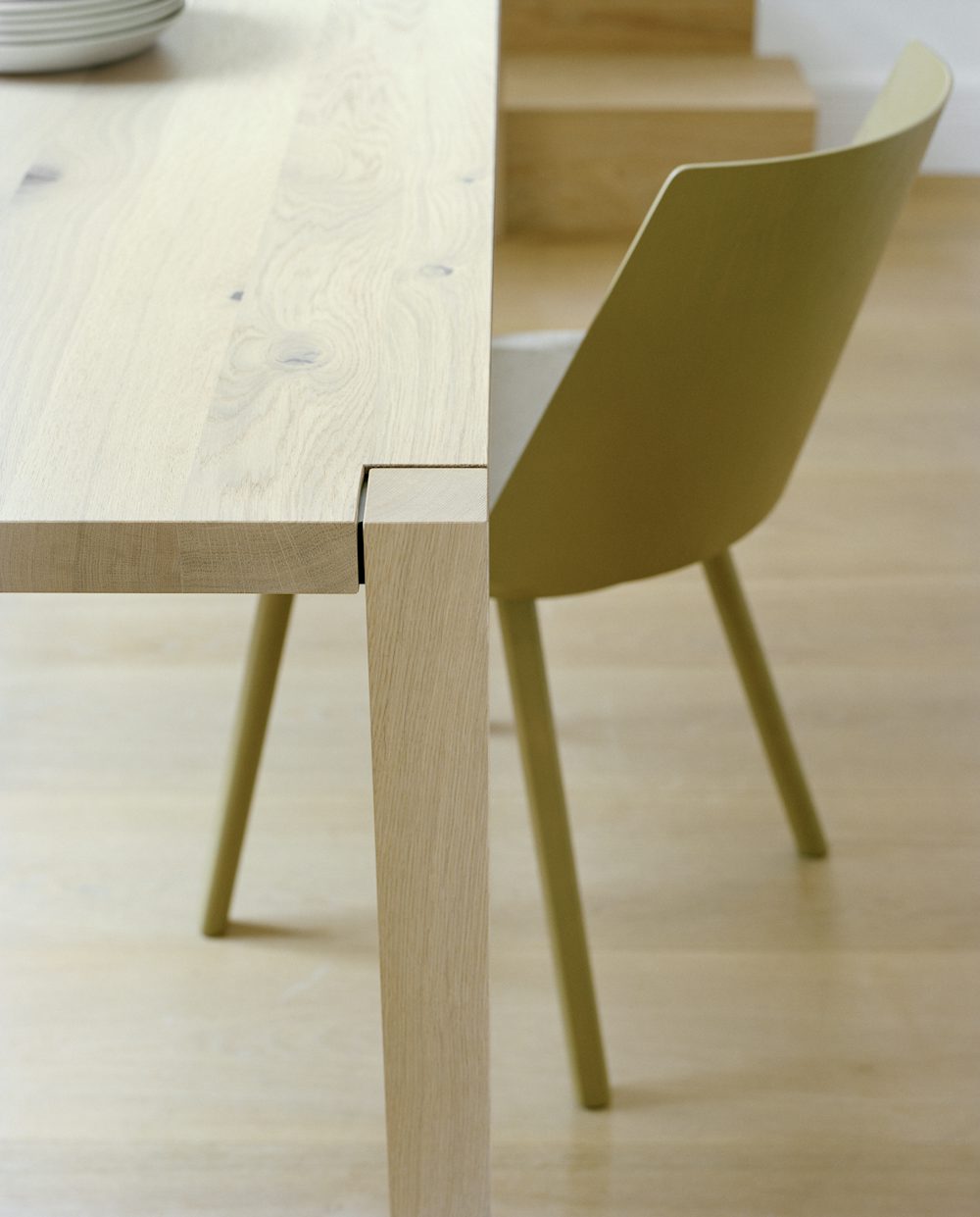 e15 sloane table close up with houdini side chair