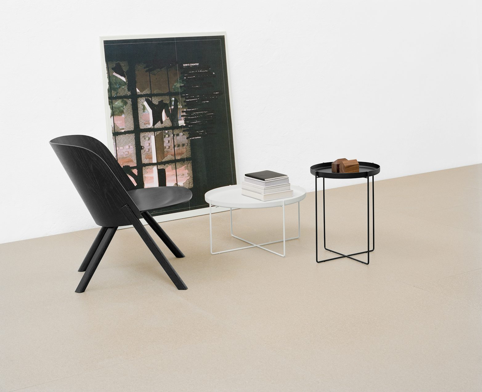 e15 that lounge chair in jet black with side tables