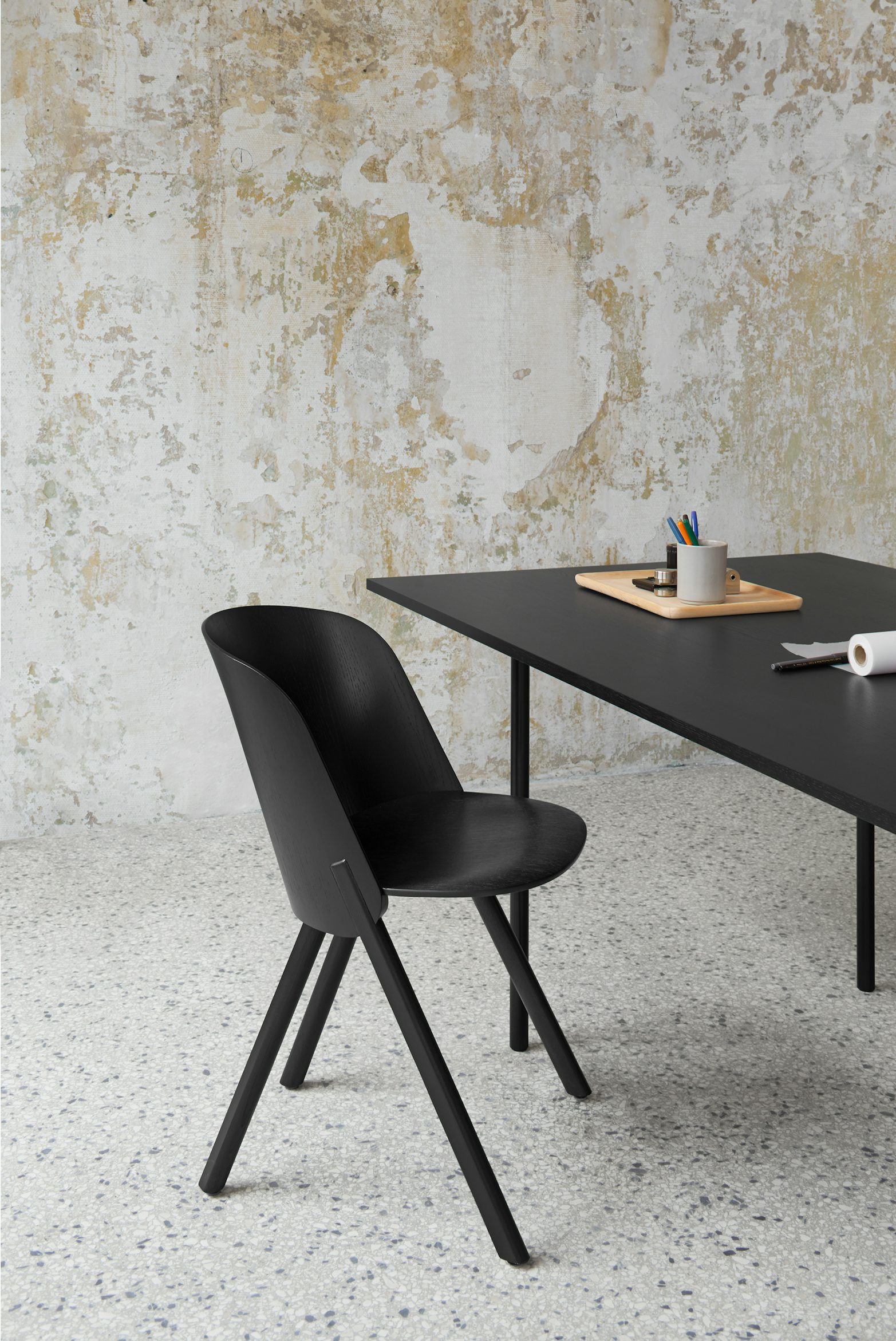 e15 this side chair in jet black with anton table